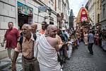 Účastníci desátého ročníku indického festivalu Ratha Yatra prošli 16. července centrem Prahy.