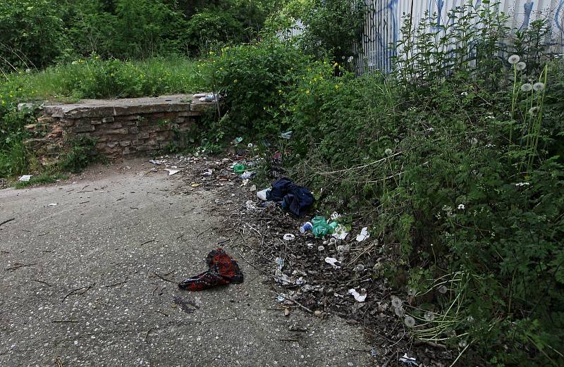 Současná Palmovka - špína, nepořádek, rozkopané ulice při rekonstrukci kolejí.