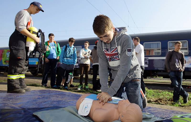 Preventivní vlak zastavil na nádraží Praha-Bubny. Na snímku žáci prvního ročníku z Centra odborné přípravy technickohospo­dářské na Harfě, obor automechanik.