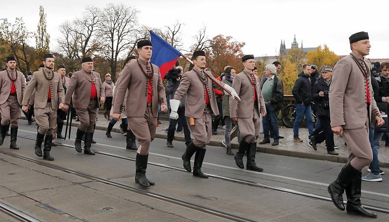 Sokolský Pochod pro republiku ke stému výročí založení Československa vyrazil z pražské Kampy na Václavské náměstí.