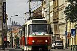 Autobusy a tramvaje v Praze.