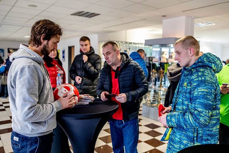 Fotbalový klub Slavia Praha pořádal pro své fanoušky akci Víkend otevřených dveří, při kterých mohli nakouknout do útrob stadionu, šaten i do klubového muzea.