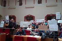 Květnové zasedání zastupitelů hlavního města Prahy provázely občanské protesty.