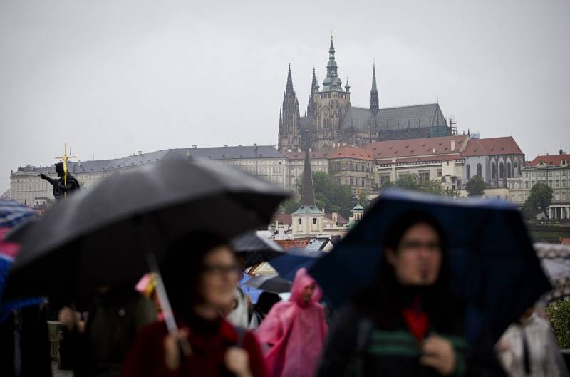 Vytrvalý déšť pokračoval nad Prahou i 31. května. 