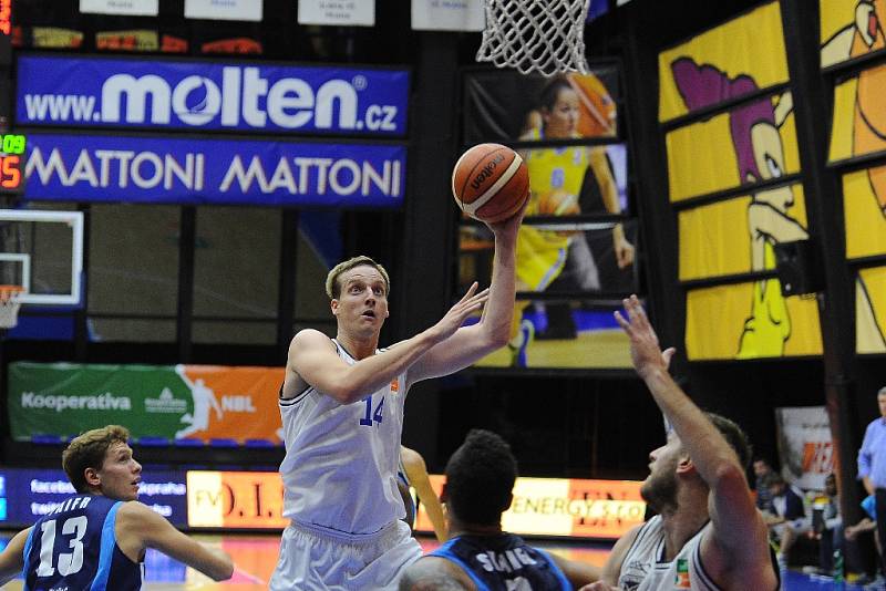 Basketbalisté USK (v bílém) přehráli Kolín.