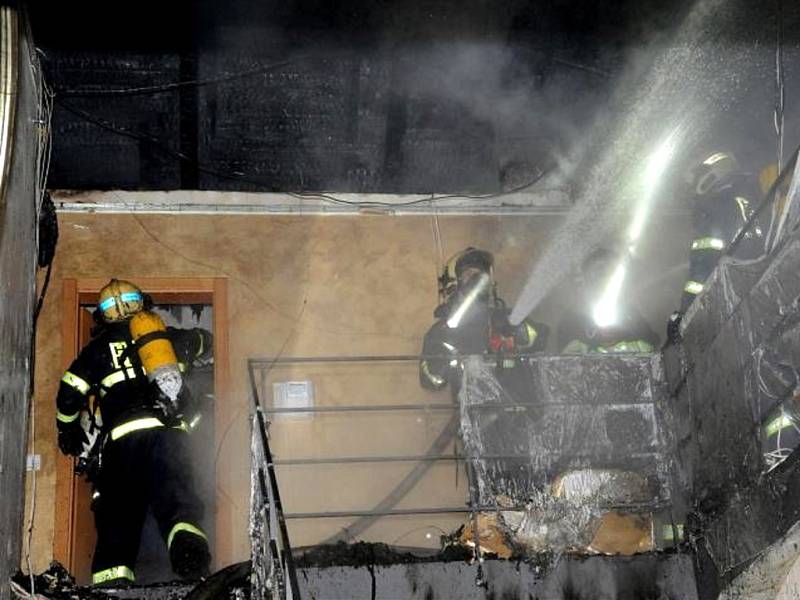 Požár střechy rekonstruovaného dvojdomku v ulici V Zámcích na okraji pražských Bohnic.