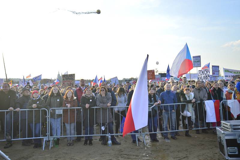 Demonstrace proti Andreji Babišovi na Letné 16. listopadu 2019.