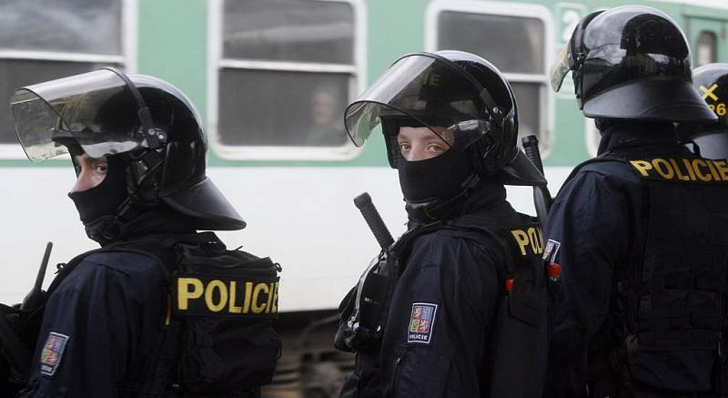 Policie čeká na příjezd ostravských fanoušků.