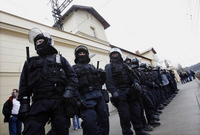 Policie čeká na příjezd ostravských fanoušků.