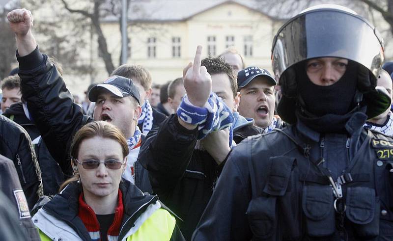 anoušky Baníku eskortovali policisté ihned po příjezdu na nádraží Vršovickou ulicí na stadion Slavie.