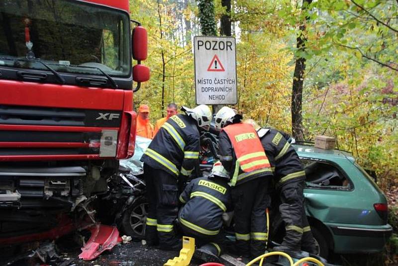 Šedesátiletý řidič utrpěl vážná mnohočetná poranění