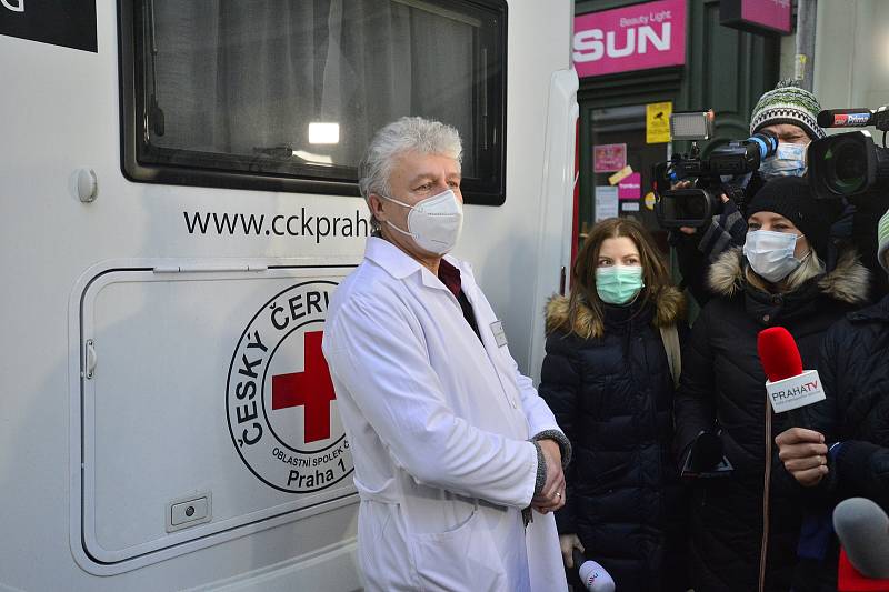 V Praze zahájil činnost mobilní tým, který bude očkovat především obyvatele domovů pro seniory.