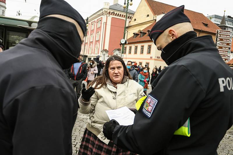 Demonstrace proti vládním opatřením na boj proti epidemii se na náměstí Republiky konala ve středu 28. října 2020.