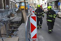 Kvůli překopnutému plynovému potrubí v centru Prahy museli zasahovat hasiči, policisté i strážníci.