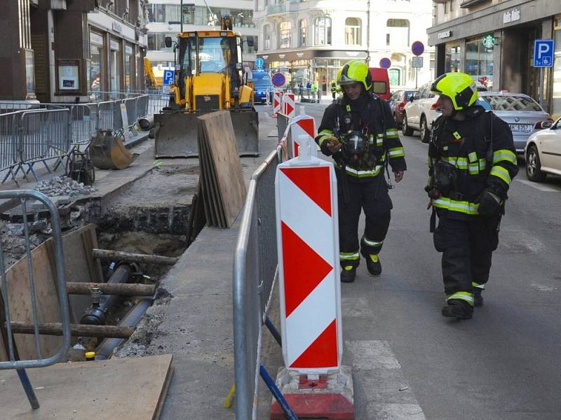 Kvůli překopnutému plynovému potrubí v centru Prahy museli zasahovat hasiči, policisté i strážníci.