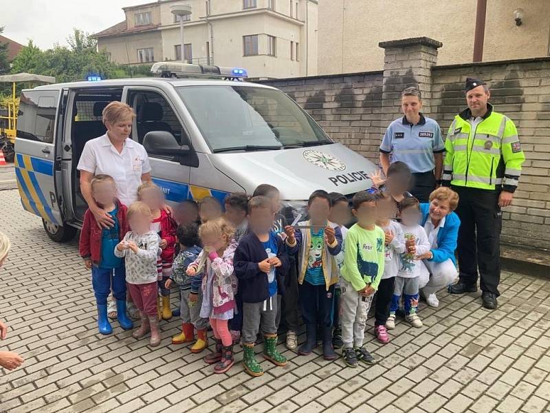 Policisté z Brandýsa nad Labem potěšili děti v Klaudiánově nemocnici.