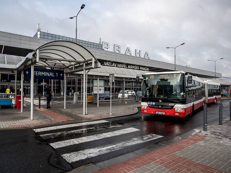 Autobus MHD před budou Letiště Václava Havla 19. listopadu v Praze.
