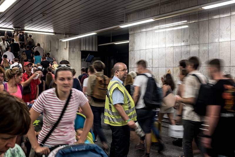 Situace ve špičce na stanici metra Pražského povstání kvůli výluce na trase metra C 2. července 2019.