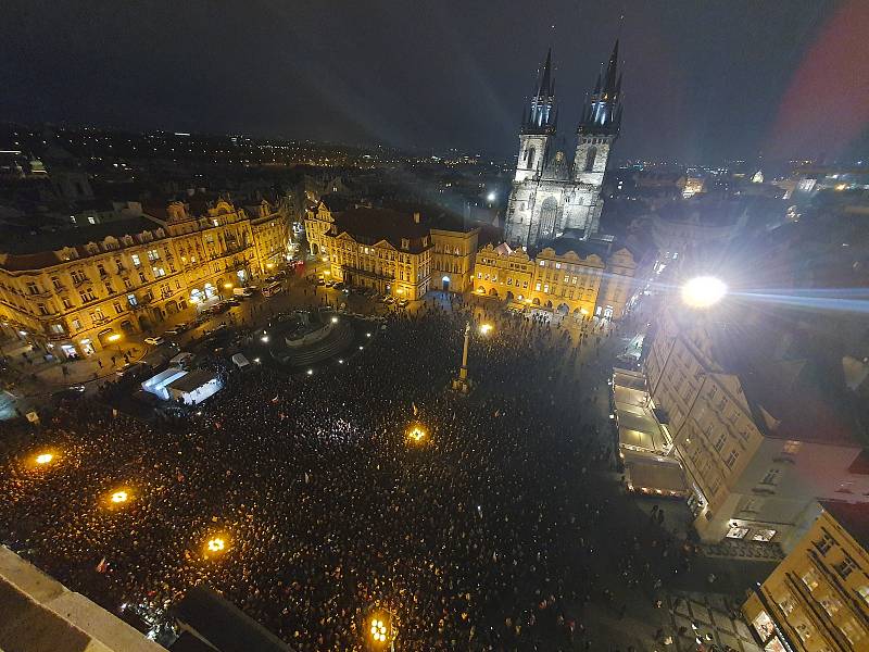 Z předvolební kampaně 'Všichni za pravdu!' na podporu prezidentského kandidáta Petra Pavla na Staroměstském náměstí v Praze.