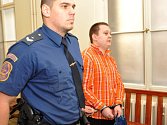 Z pokusů o dvě vraždy bezdomovců se před Městským soudem v Praze zpovídal 24letý Jan Mokrý. 12. dubna 2014 v noci napadl s nožem v ruce spícího bezdomovce v Libni, 28. června 2014 pak pořezal na ruce spícího bezdomovce v parku před hlavním nádražím.