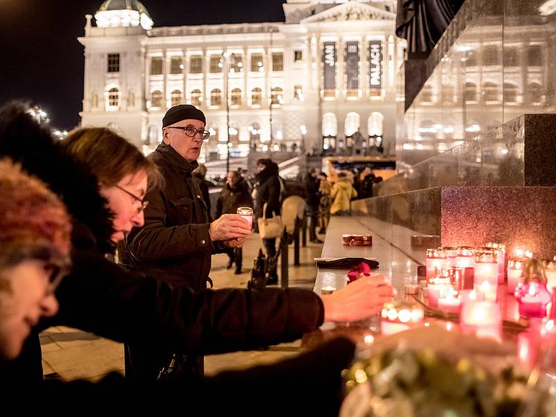 Lidé uctili památku 50. výročí upálení Jana Palacha Pochodem světla 16. ledna v Praze.