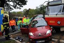 Střet tramvaje s osobním autem v Sokolovské ulici v pražských Vysočanech.