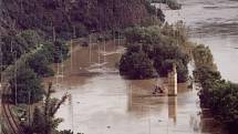 Povodně z roku 2002 v Praze. Na fotce je silnice na Roztoky už pod vodou.