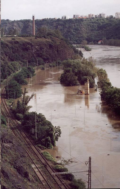 Povodně z roku 2002 v Praze. Na fotce je silnice na Roztoky už pod vodou.