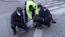 Pražští strážníci a policisté zakročili proti muži, který si odmítl u stadionu Sparty zakrýt dýchací cesty.