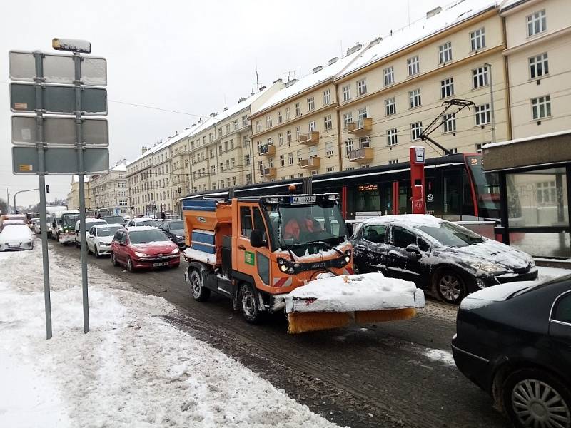 Sněhová kalamita způsobila 8. února 2021 problémy v dopravě. Na snímku je ucpaná Evropská ulice.
