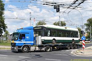 Trolejbus Škoda 24 Tr na cestě z Plzně do Prahy.