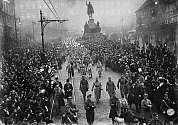 Legionáři. Přehlídka Československých legií, které se vrátily v posledních lednových dnech roku 1919 z Francie.