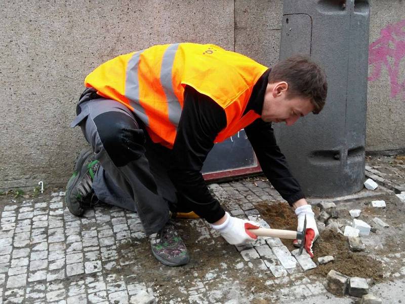 Radní Ondřej Mirovský si vyzkoušel práci dlaždičů na Strossmayerově náměstí. 