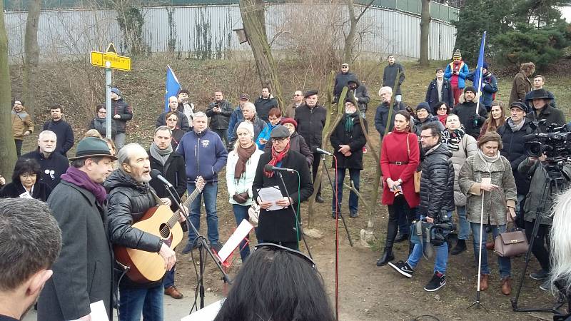 Promenáda Anny Politkovské na okraji Stromovky.