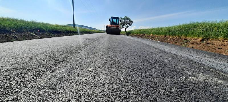 Opravená silnice ve Středočeském kraji.