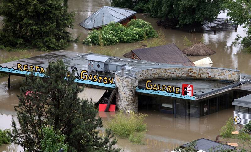 Povodně v Praze – Troji u Pražské zoo v pondělí 3. června. 