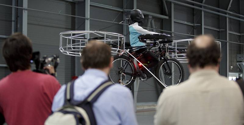 První veřejný let létajícího kola Flying Bike proběhl 12. června v pražských Letňanech. 