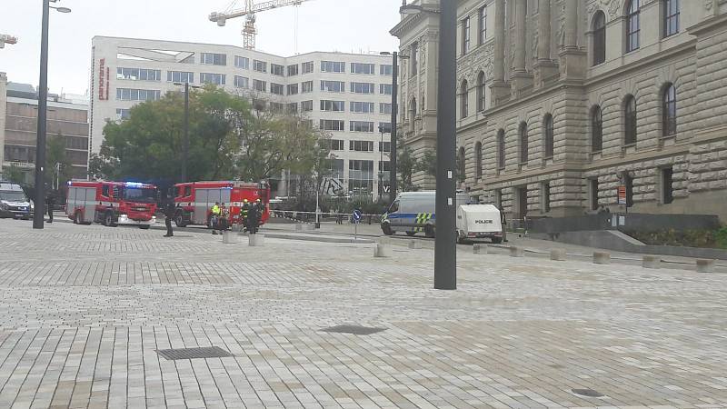 BOMBA? Policejní pyrotechnik pomocí speciálního vozítka zasahuje u nálezu podezřelého zavazadla u Národního muzea v Praze.