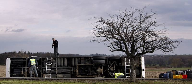 Litevský patrový autobus havaroval 27. března na silnici mezi Nupaky a Čestlicemi nedaleko Prahy. 