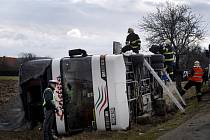 Litevský patrový autobus havaroval 27. března na silnici mezi Nupaky a Čestlicemi nedaleko Prahy. 