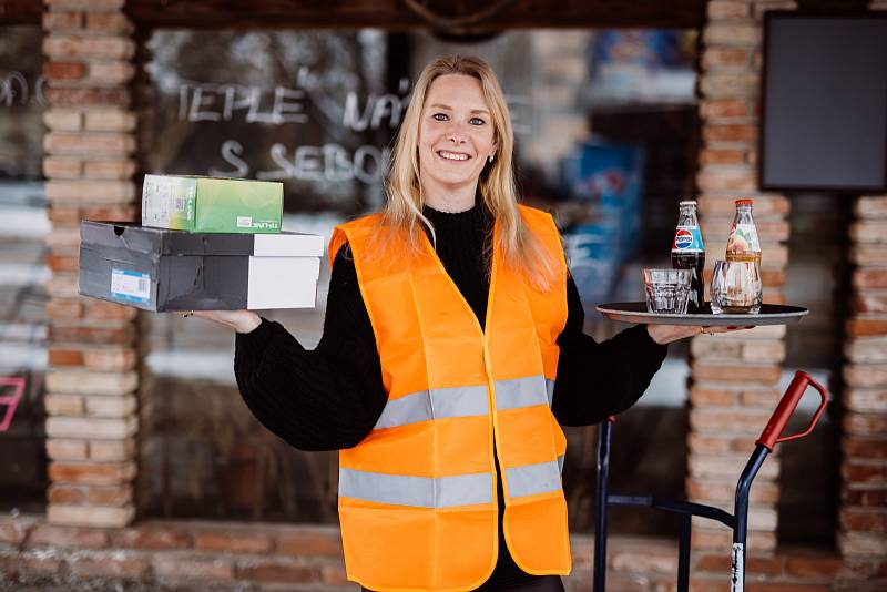 Eva Novotná pracuje jako servírka i skladnice.