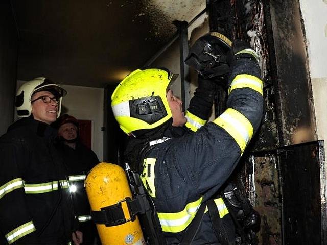 Požár elektroinstalace v panelovém domě v Kuželově ulici v pražských Letňanech.