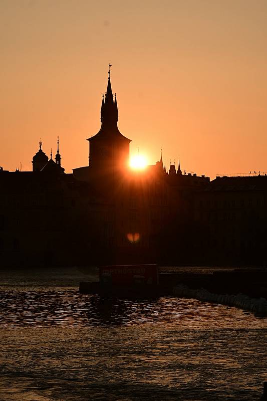 Noční Praha a východ slunce