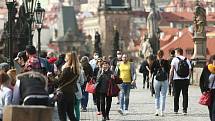 Centrum Prahy v neděli 11. dubna 2021. Lidé často neměli zakryté dýchací cesty respirátorem či alespoň chirurgickou rouškou.