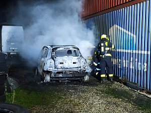 Požár vozidla v ulici na Balkáně.