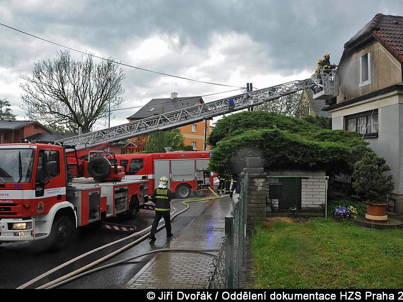 Požár části střechy a podkroví v ulici Spojenců v Horních Počernicích.