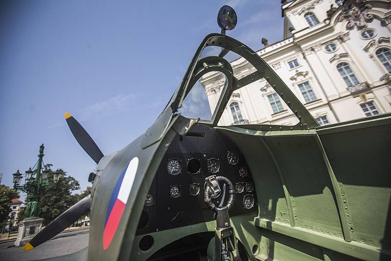 Spitfire ozdobil v pátek pražské Hradčanské náměstí na připomínku 70. výročí návratu československých letců do vlasti. 