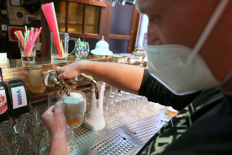 Kvůli šíření nemoci covid-19 musejí provozovatelé restaurací, barů a kaváren kontrolovat doklady o bezinfekčnosti.