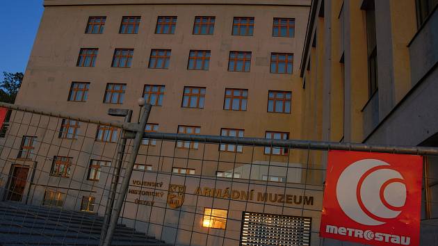 Armádní muzeum neboli Vojenský historický ústav, které se nachází v Praze pod vrchem Vítkov, na Žižkove v ulici U Památníku, je kvůli rekonstrukci dlouhodobě uzavřeno. Změnit se to má na podzim, kdy představí návštěvníkům novou podobu expozic.