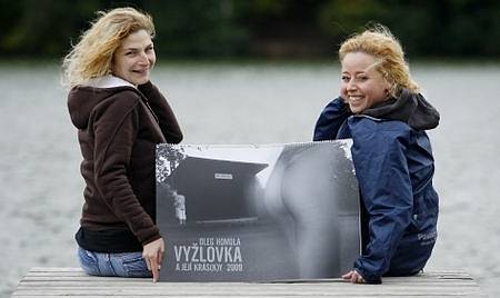 Zleva Martina Řepíková a Petra Borovanová pózují s kalendářem aktů občasnkého sdružení Liščí pětka z obce Vyžlovka, do kterého se nechalo vyfotit celkem 15 obyvatelek obce, aby získali peníze na výstavbu sportoviště.